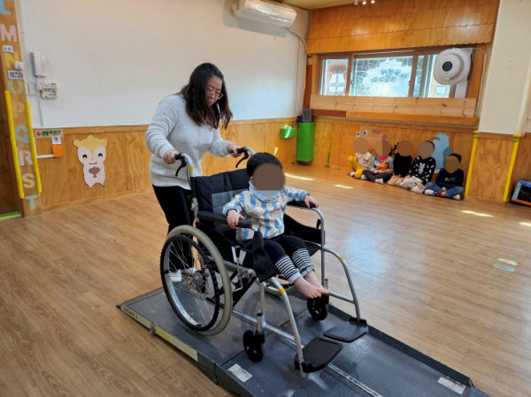 휠체어 타보기 체험활동